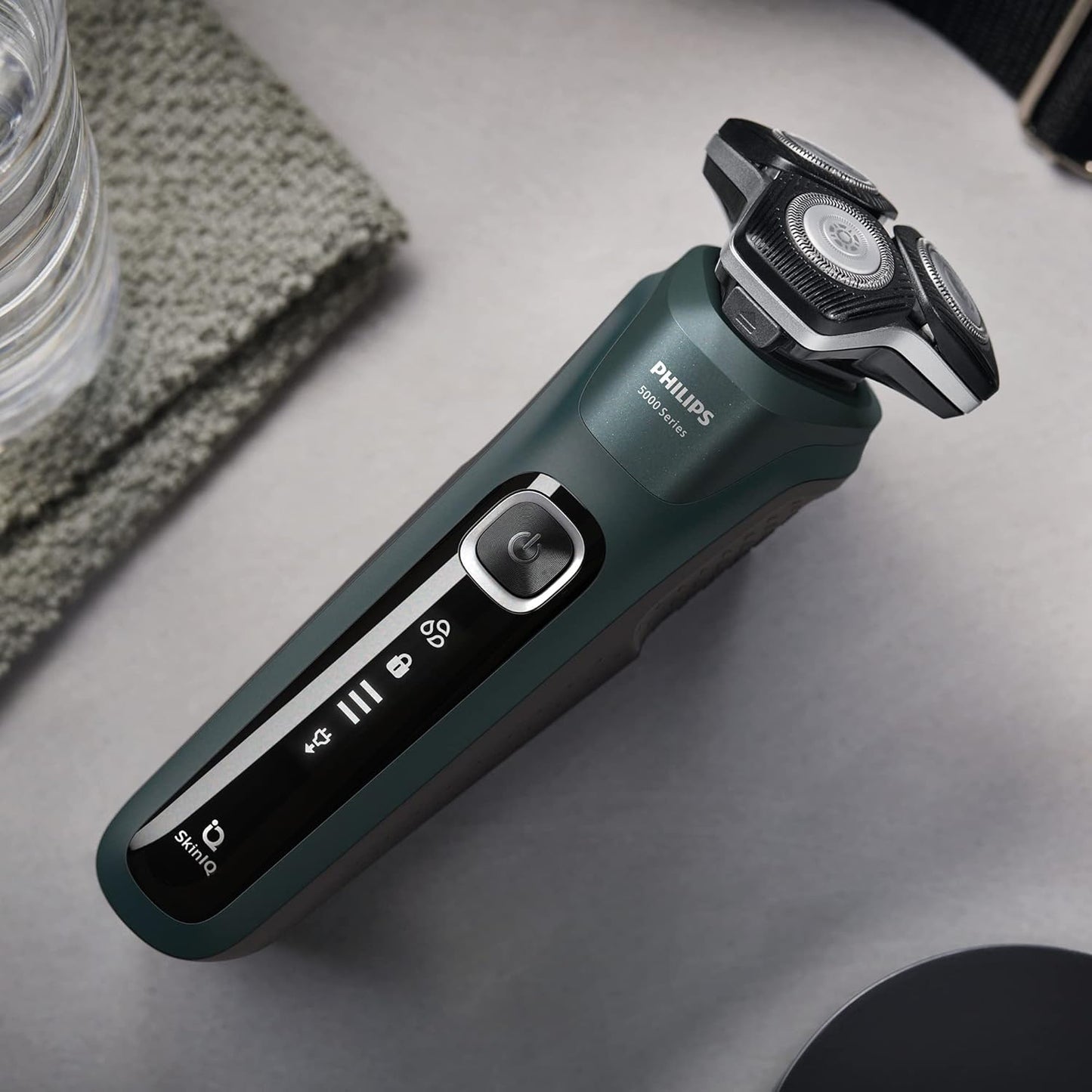 Philips Shaver Series 5000 - Wet & Dry Electric Men Shaver Charging Travel Case